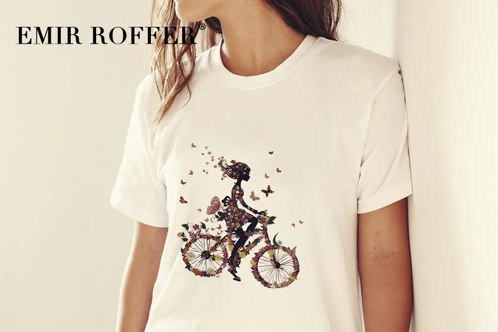Free Girl T-Shirt Logo Branding Mock-up Psd