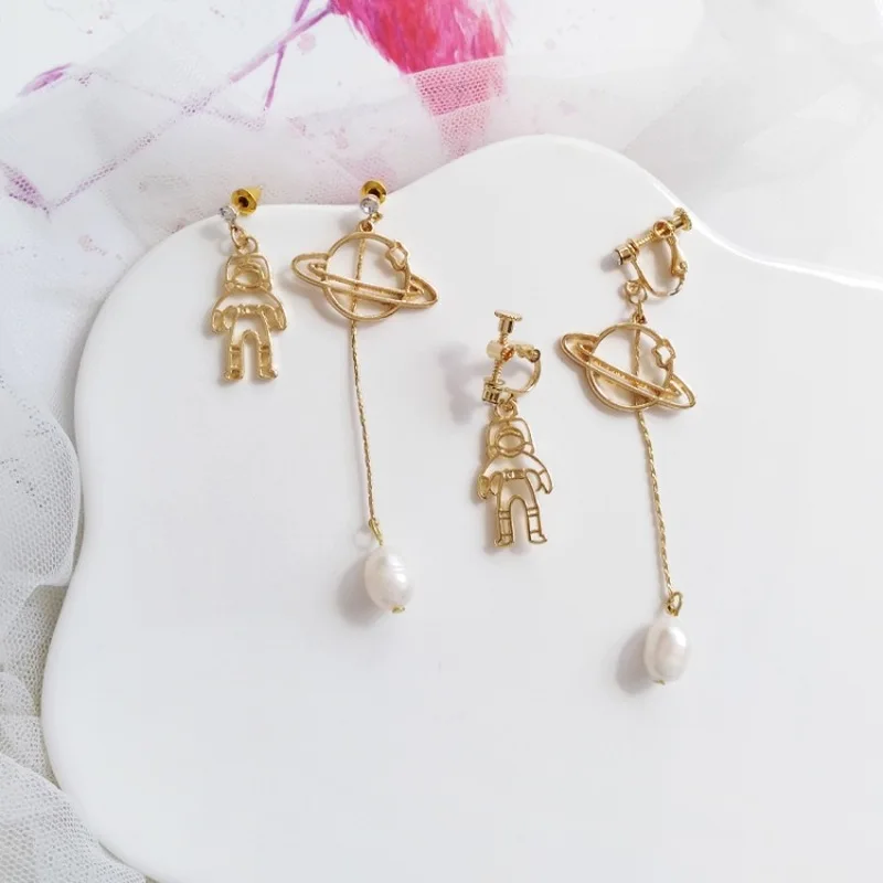

Creative Fun Asymmetric Planet Spaceman Dangle Earrings for Women Girl's Accessories Fashion Personality Metal Texture Jewelry