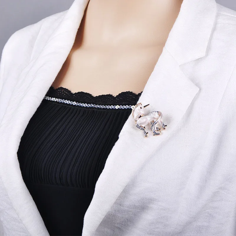 FUNMOR Enamel White Lucky Horse Unicorn Shape Brooches Gold Color Women Men Rhinestone Animal Banquet Party Brooch Pins Gifts