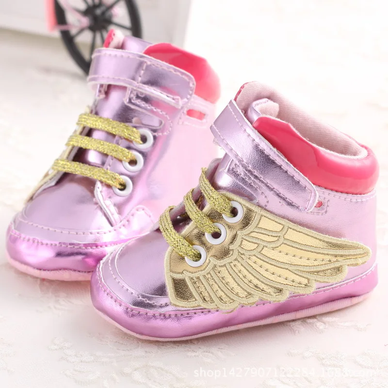 Новинка; модная обувь из искусственной кожи для маленьких мальчиков; обувь для малышей с крыльями ангела; Bebe; детская кроватка для новорожденных сапоги; обувь для малышей - Цвет: Розовый