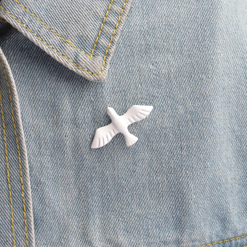 

Animal Pure White Flying Bird Brooch Button Pins Brooch Denim Jackets Pin Badge Gift for Kids Cartoon Jewelry