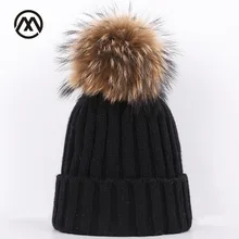 Зимние новые меховые хлопковые полосатые вязаные шапки, уличные теплые и удобные Меховые помпоны из меха енота, вязаные женские мужские шапочки
