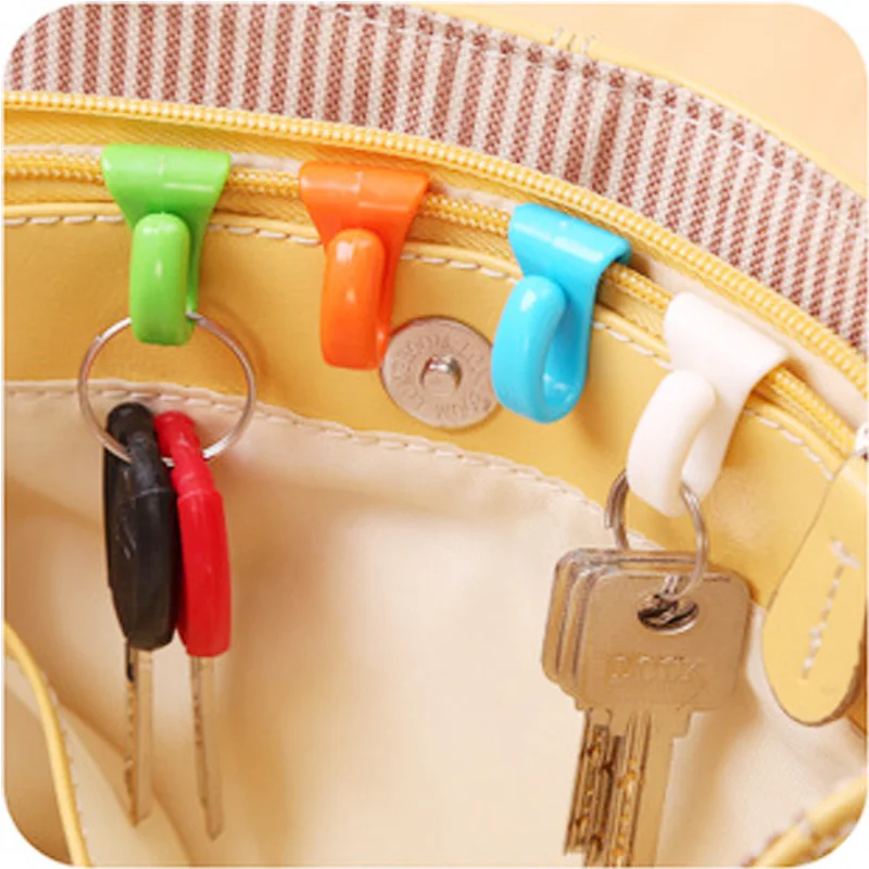 

1pcs Built-in key holder storage organizer for Keys in Bag Hook for Keys Organization Random Color