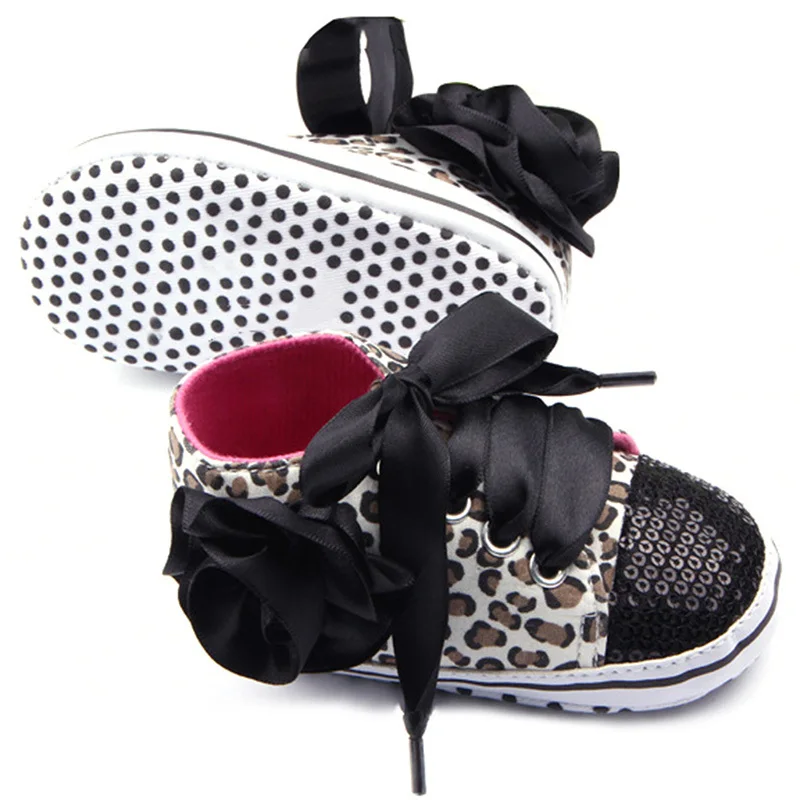 Осенняя обувь для новорожденных девочек, детские кроссовки с блестками, блестящие леопардовые Нескользящие кроссовки на шнуровке для малышей 0-12 месяцев