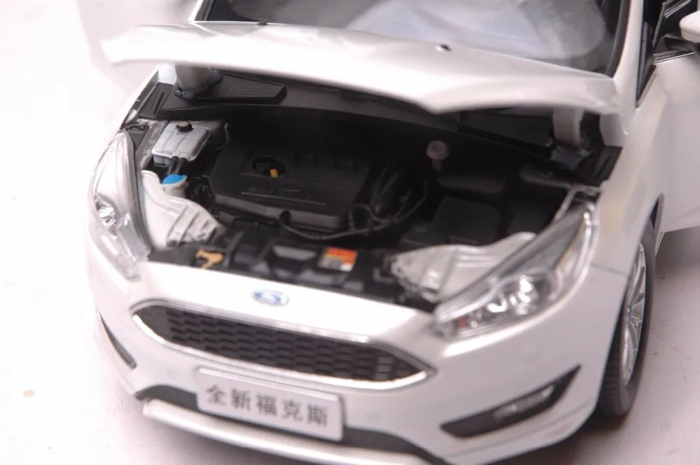 Ford Focus 2015 car model in scale 118 white (5)