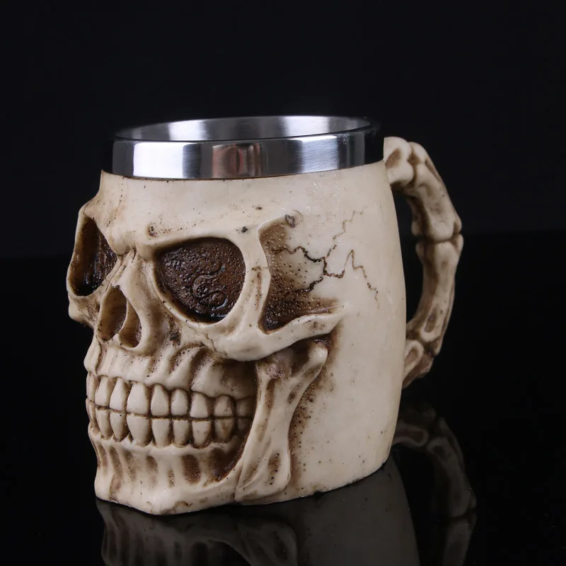

Creative Novelty Skull Figurines Resin Beer Mug Stainless Steel Mug Ornaments Water Cup Handgrip Cups Friends Halloween Gifts