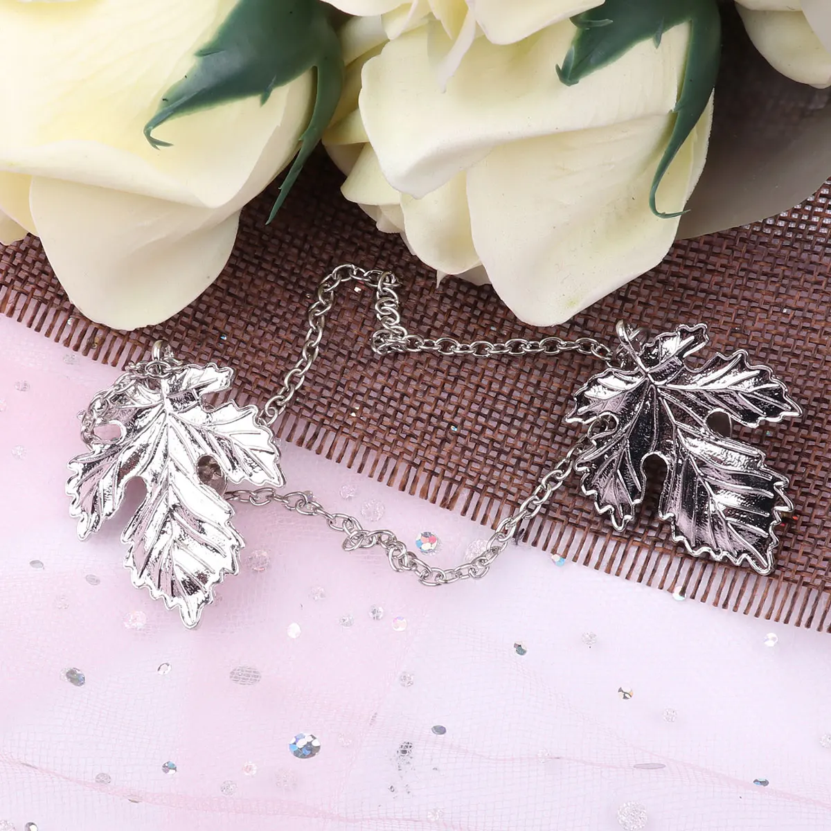 

Vintage Leaf Flower Shape Brooch with Chain Tassel Cardigan Shirt Collar Clips Pins Lapel Brooches Jewellery Gifts for Women Men