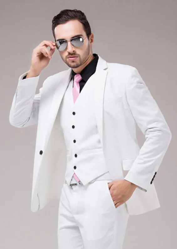 Белая рубашка белые брюки жилетка. Белый костюм мужской. Мужчина в белом костюме. Стильный белый костюм мужской. Белый деловой костюм мужской