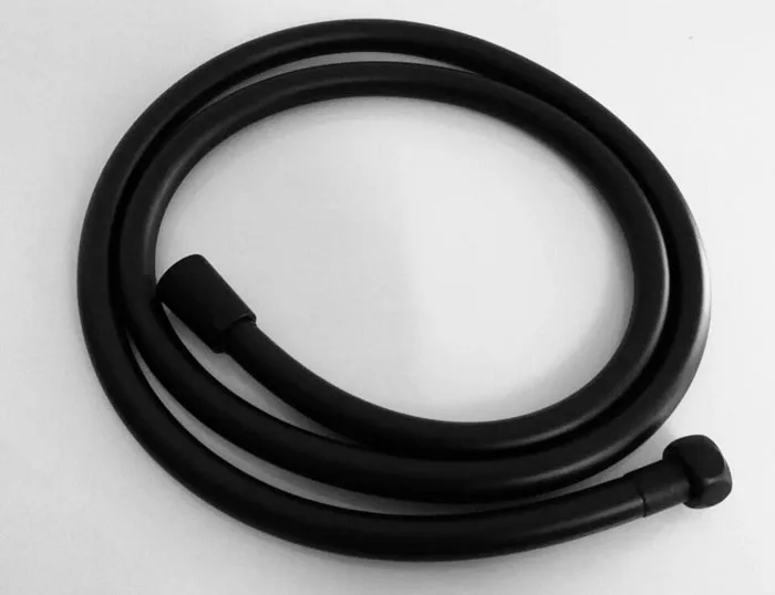 com mangueira de pvc e suporte titular