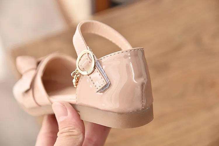 Модная обувь для девочек Новая брендовая кожаная обувь на плоской подошве для малышей Высококачественная детская обувь вечерние сандалии