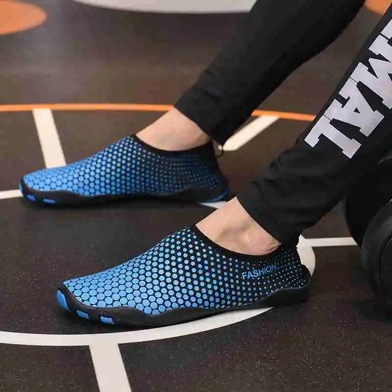 الصيف أحذية ماء الرجال صنادل شاطئ المنبع أكوا أحذية رياضية الرجال سريعة الجافة البحر أحذية النعال السباحة أكوا الجوارب