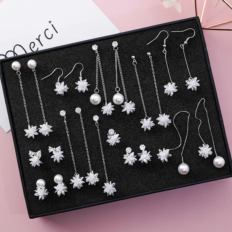 

2018 New Korean Trendy Girl Simple Zircon Snowflake Earrings Asymmetry Stud Earrings Fashion Women Jewelry Accessories