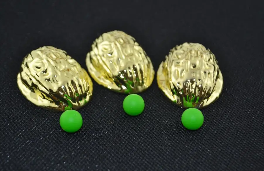 

Gloden Metal Shell (With three Peas)Magic Tricks Close Up Magic Disappearing/Appearance Routine Street Gimmick Magic Props Learn