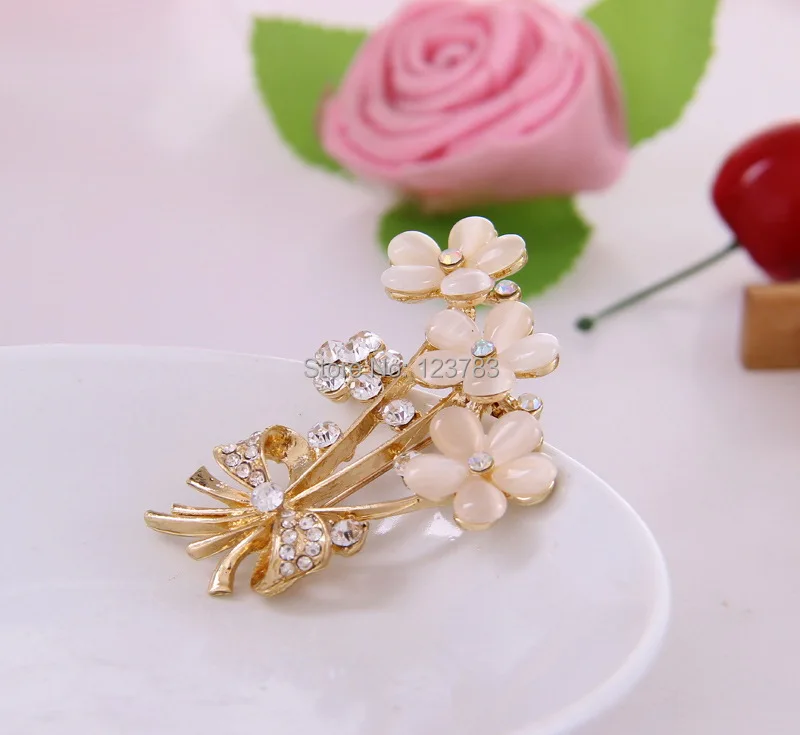 

2017 Fashion Delicate Rhinestone Brooch Plum Blossom Crystal Cat-Eye Stone Corsage Personality Flower Corsage Pin Cape Buckle