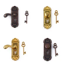 Bonito Vintage divertido 1/12 escala casa de muñecas puerta en miniatura cerradura y llavero con muñeco casa Hada Mini puerta Retro Metal accesorios DIY