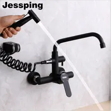 Настенный черный кухонный кран имеет распылитель водяной пистолет горячей и холодной воды смешанные