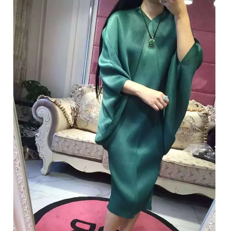 

2016 summer new V-neck bat irregular pleated ladies pattern batwing sleeve stretch dress loose women dresses one size 6 colors