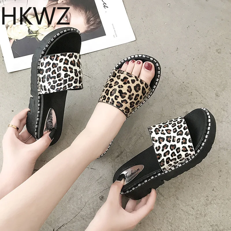 

Women's Leopard Slippers Women's Wear 2019 New Casual Comfort Thick Sling Flat Words Joker Fashion Beach Holiday Sandals H0134