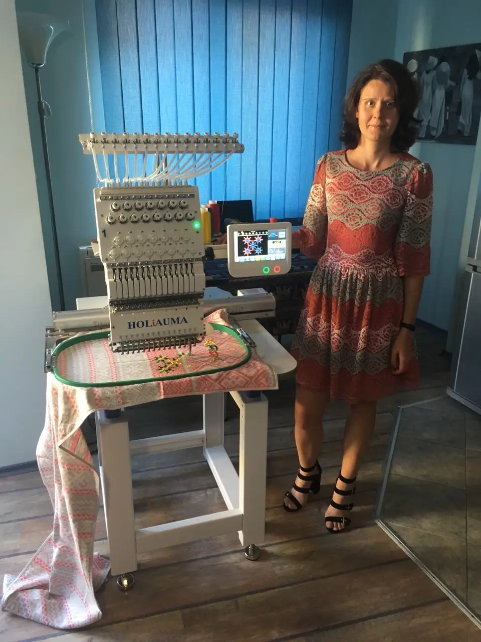 Компьютеризированная машина для вышивки с одной головкой