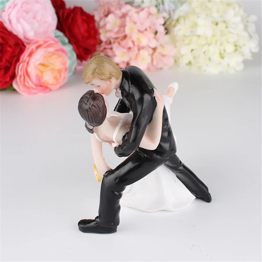 

Figurines & Miniatures Resin Romantic Bride and Groom Wedding Cake Topper Couple Hug Kiss Bridal Decoration Oot25