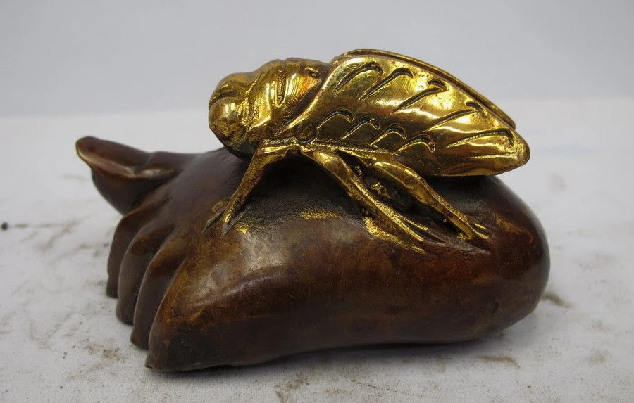 

China Chinese Folk Fengshui Bronze Cicadidae Cicada falls on foot statue