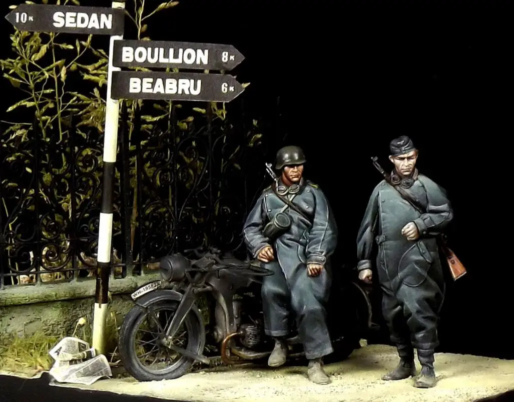 

Pre order goods-TB 35056 1/35 World War II German Motorcycle Cavalry Squad