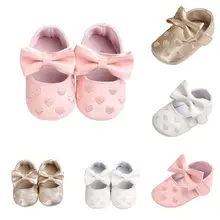 Обувь для малышей; обувь принцессы для новорожденных девочек; обувь для малышей с милым сердцем и большим бантом; обувь из искусственной кожи ярких цветов с мягкой подошвой