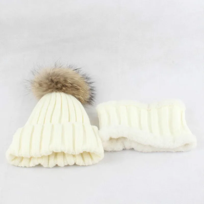 Вязаная шапка, шарф набор для детей Для мальчиков и девочек из натурального меха енота помпоном зимняя шапка нагрудник комплект шею Маска Шапочка меха капот - Цвет: Белый