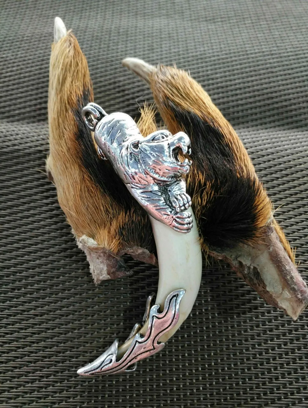 

The original wild boar pendant pendant ornaments "animal teeth teeth car hanging boar teeth Ivory raw evil
