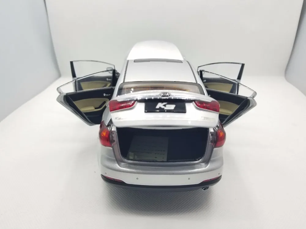 1:18 литья под давлением модель для Kia K3 серебряный сплав игрушечный автомобиль миниатюрная коллекция подарки Cerato Forte