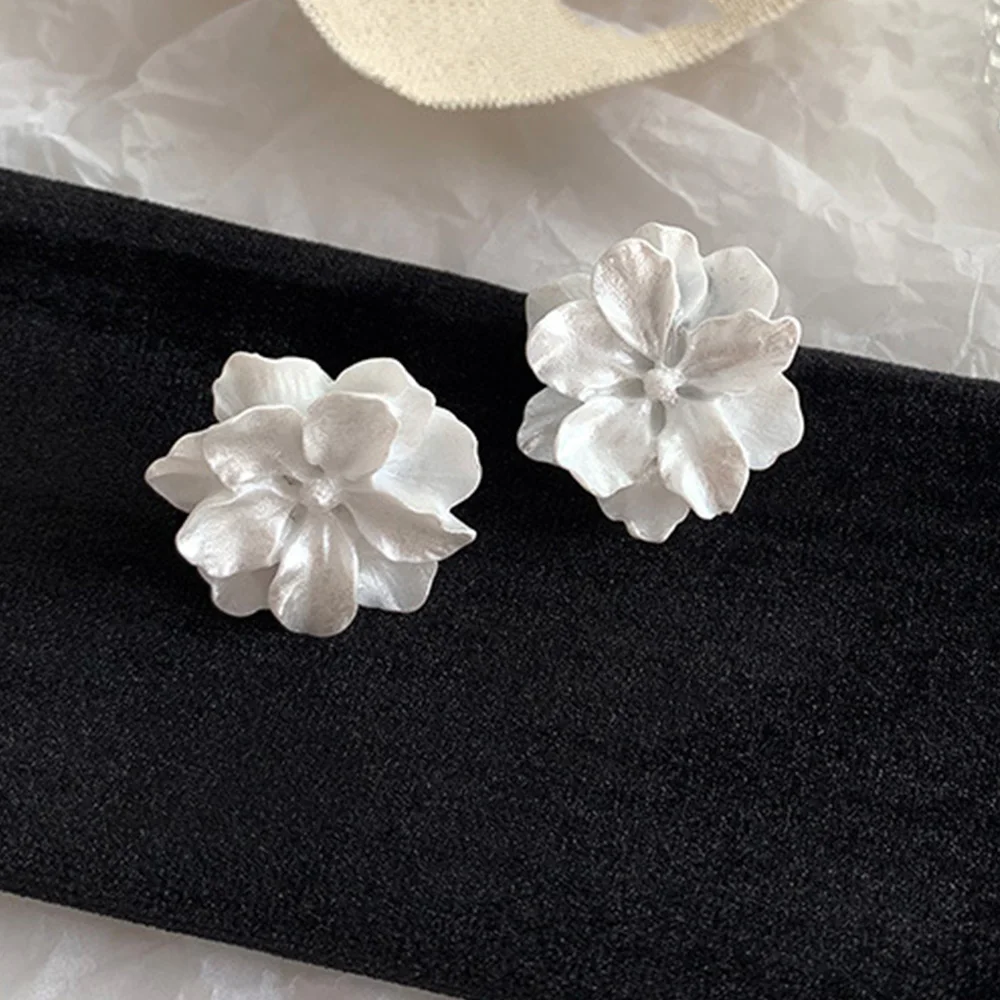 

Chadestinty Romantic Big White Flower Earrings Without Piercing No Hole Ear Clip Earing Floral Jewelry Women Ear Cuff Earring