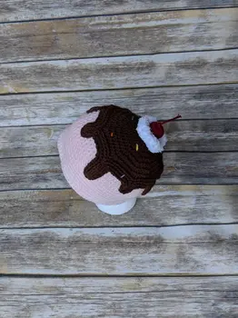 

Handmade SuperMan crochet cream style hat model number Shdd002