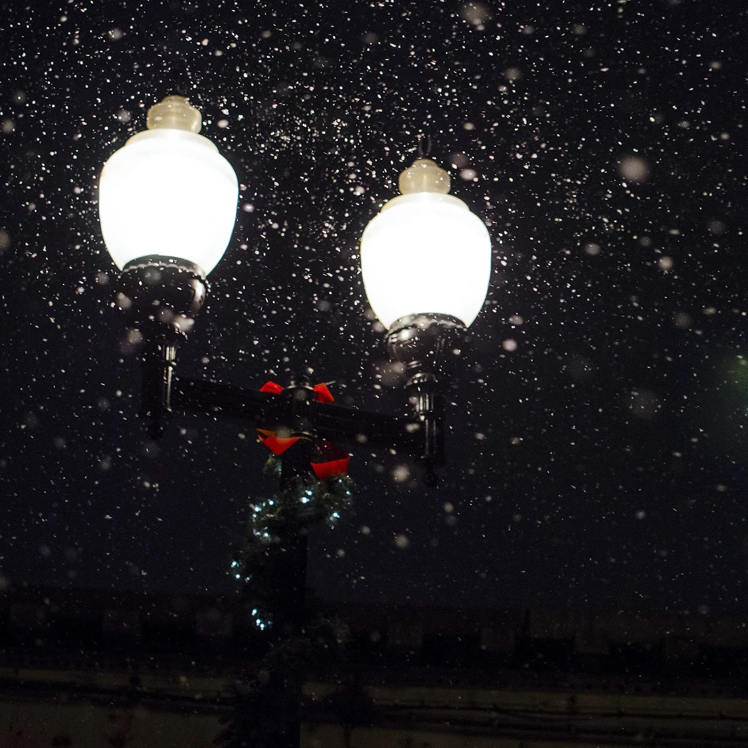 

220V E8W 8LED Dusk On Dawn Off Light Night Light E27 Ball Bulb Auto Sensor Light Outdoor Use For Garden Courtyard Wall Christmas