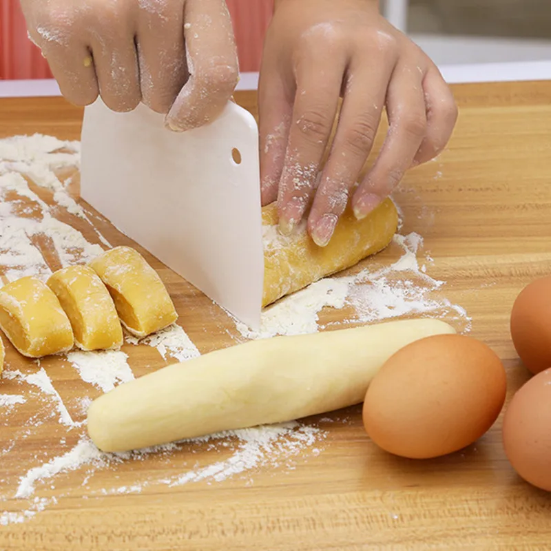 Пластик трапециевидной тесто скребок торт шпатели Кухня резак торт кондитерских шпатели Масло скребок Инструменты для тортов 13*9 см 3 цвета