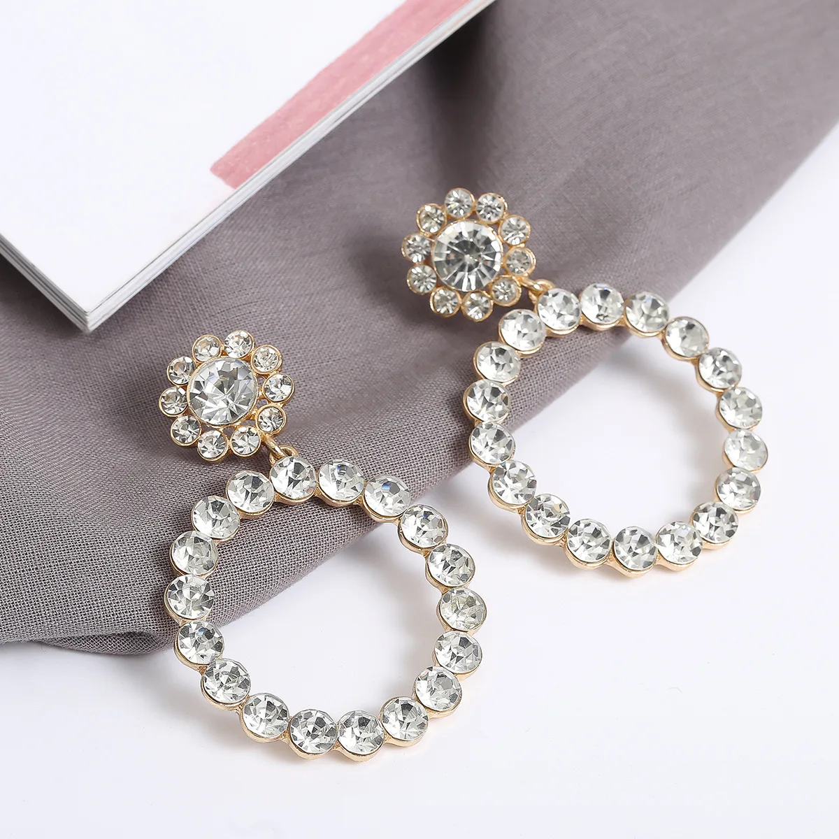 Qingwen Trendy Crystal Round Pendant Drop Earrings For Women Fashion Pearl Charm Statement Jewelry Wedding Earrings Female