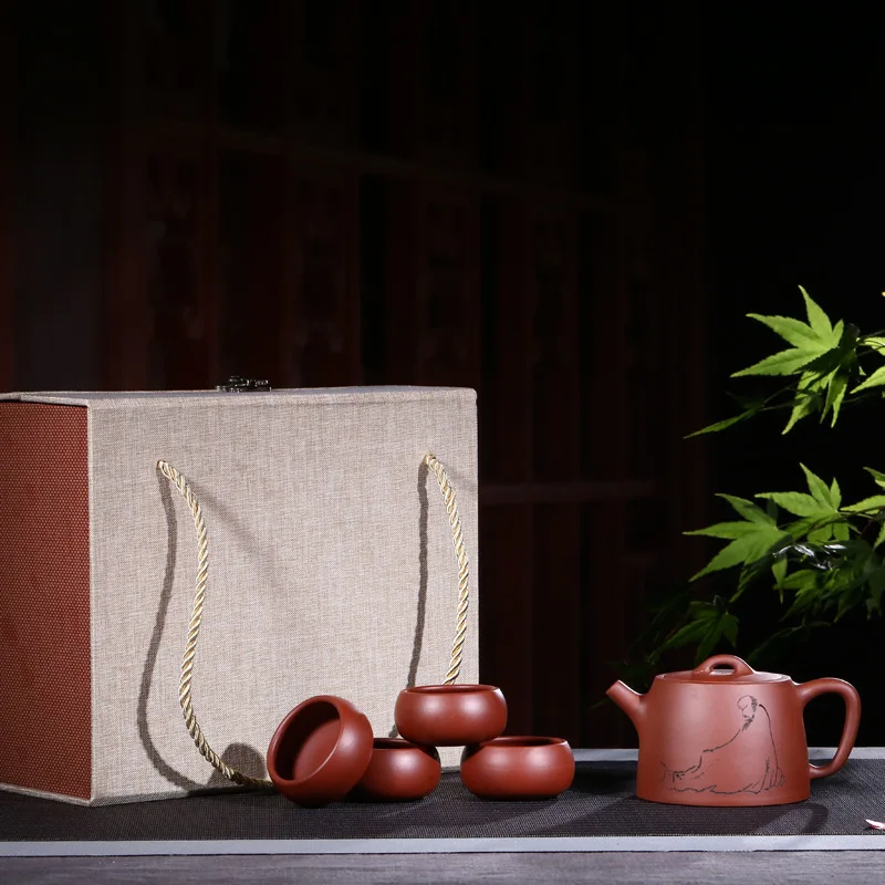 Знаменитая фиолетовая глина yixing pot вручную изображает подарки горшка, четыре чашки чайника и чайного набора