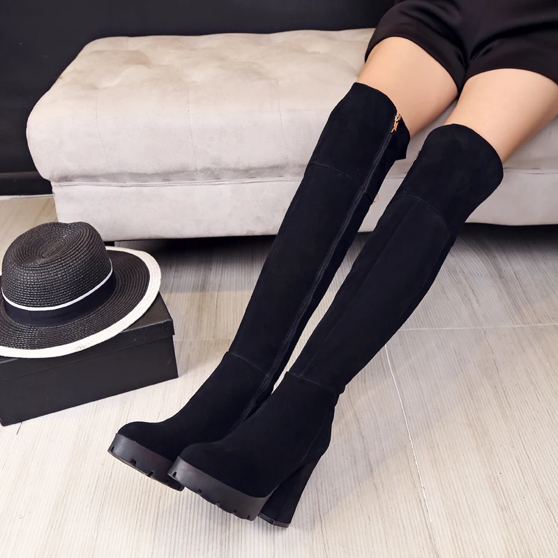 Модные женские ботинки в сдержанном стиле Сапоги выше колена на платформе с молнией; не сужающийся книзу массивный каблук; круглый носок; классический стиль; черная замша Женская обувь