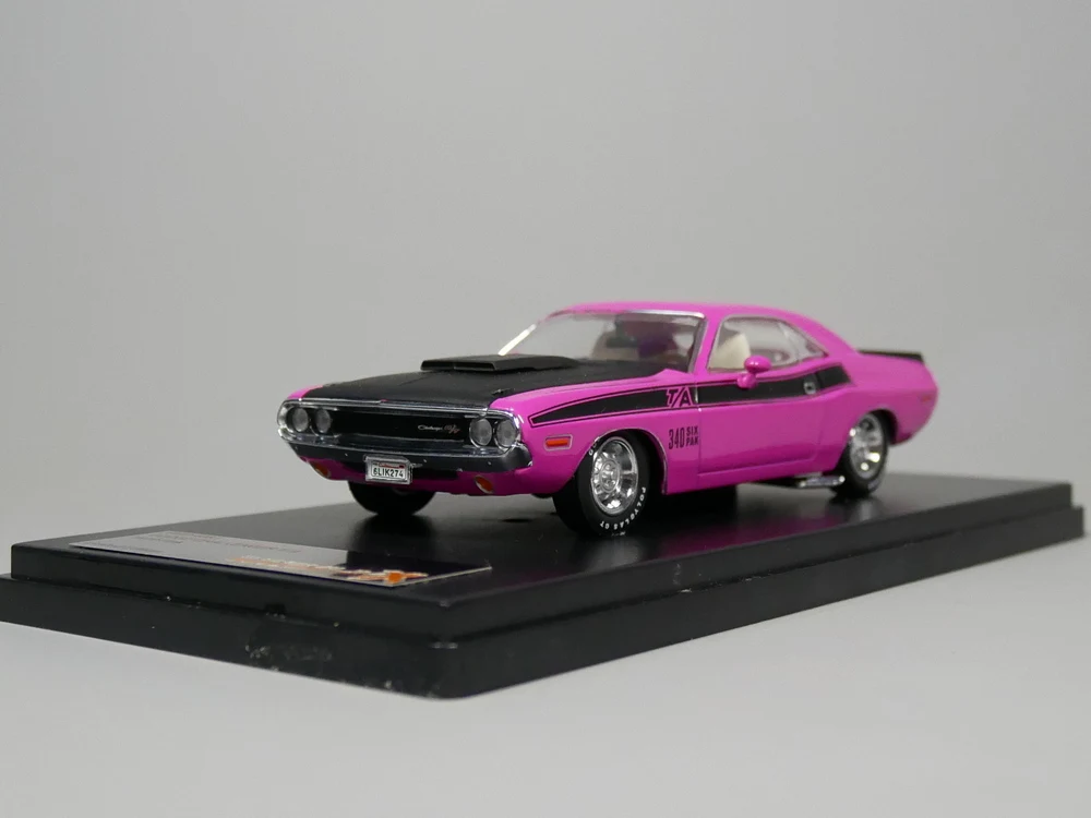 Премиум/X 1:43 Dodge Challenger R/T 1970 бутик модели игрушечных автомобилей для детей модель детской игрушки Подарочная оригинальная коробка - Цвет: Розовый