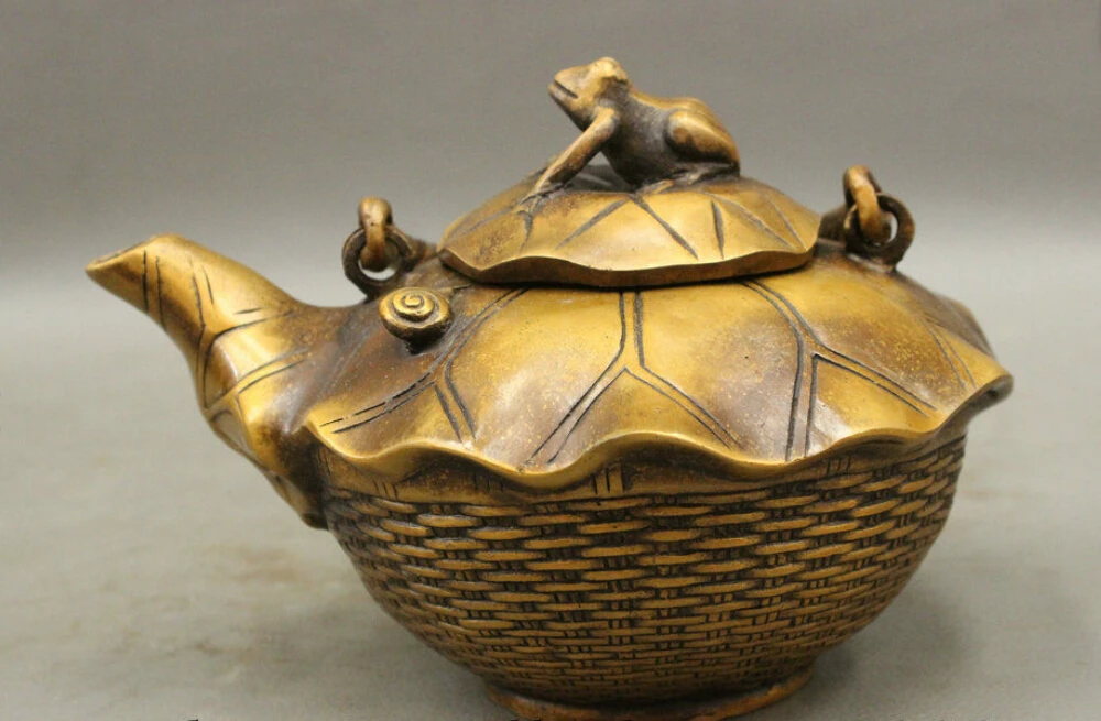 

Folk Chinese Bronze Auspicious Wealth Lotus Frog Toad Statue Teapots Wine Pot