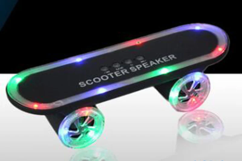 Weihnachten geschenk Skateboard Bluetooth Wireless roller Lautsprecher Mobile Audio Tragbare Mini-Lautsprecher mit Led-Licht