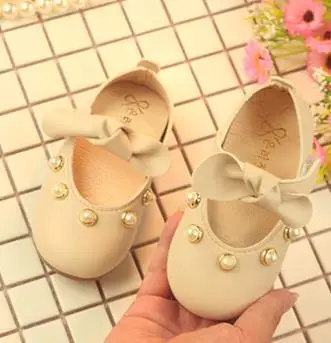 Мягкие туфли для малышей с бантиком и жемчужинами; коллекция года; Весенняя кожаная обувь принцессы; обувь для младенцев - Цвет: Бежевый
