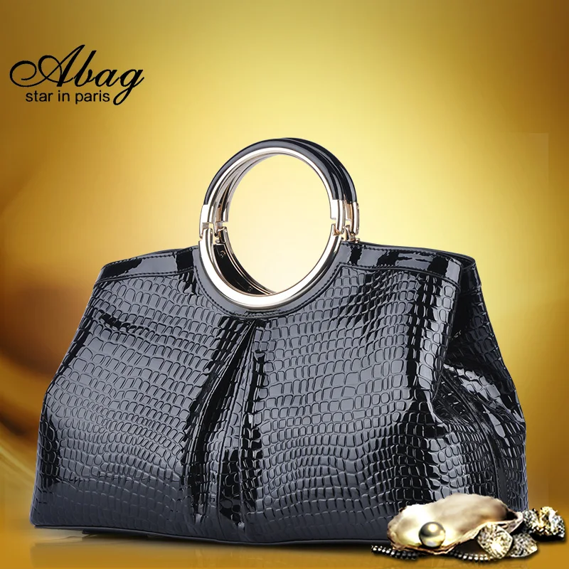 A bag of 2014 new purses European and American crocodile embossed leather shoulder black hand |