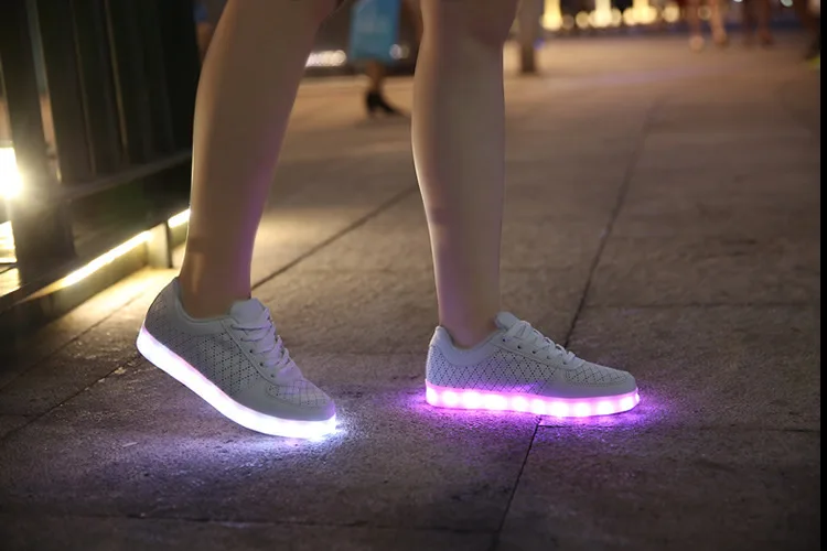 Keduoduo красочные светящиеся женская обувь засветодио дный горается LED USB перезаряжаемые ботинки для взрослых Белый Черный туфли без каблуков плюс размеры 46