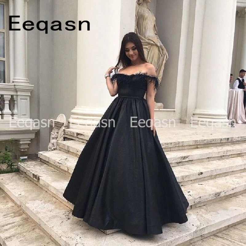 

2019 Black Prom Dresses with Feathers Strapless Satin Elegant Long Evening Party Gowns Arabic Women Formal Dress vestido gala