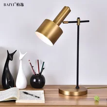 Латунная настольная лампа, сделанная из железа с закрученной латунной отделкой