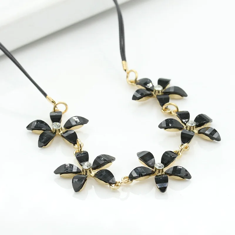 

2018 Korean Style Gardenia Necklace Five-leaf Flower Personality Creative Party Women Leather Chain Lady Collar mujer