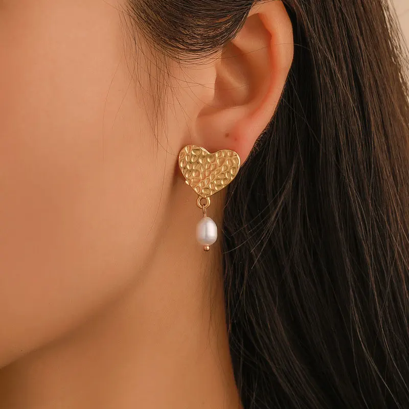 

2019 Trendy Korea Design Metal Gold Heart Natural Imitation Pearl Stud Earrings for Women Girl Gift