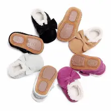 Детские мокасины из натуральной замши; обувь с мехом и бантом; теплые ботиночки для малышей; обувь для первых шагов на твердой подошве