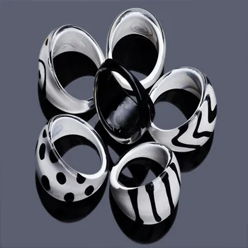 

10Pcs/Lot Black and White Resin Ring Classic Zebra Design Plastic Fashion Rings For Women Men Finger Ring Jewelry Wholesale