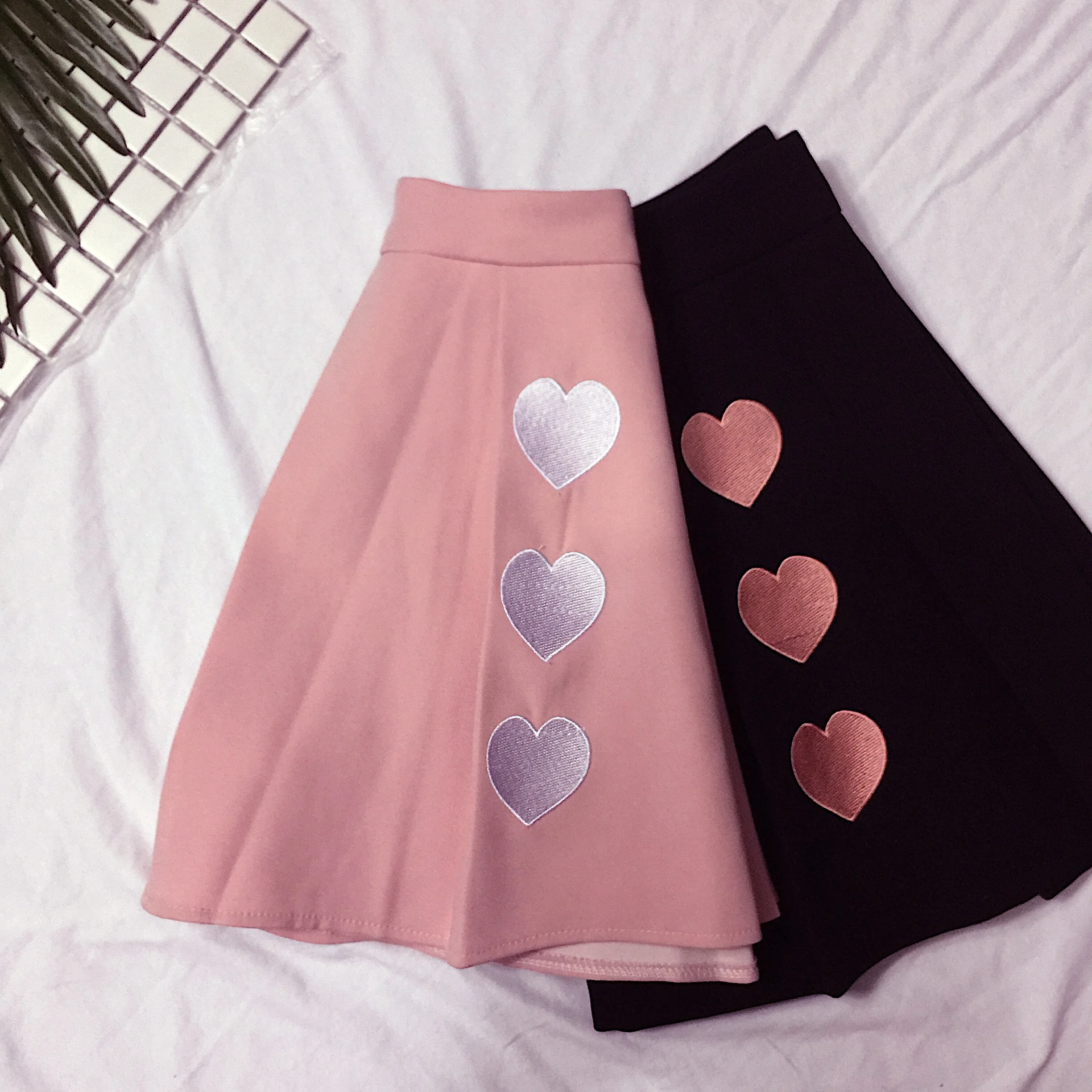 Harajuku Стиль Для женщин летние юбки Прекрасный Сердце Вышивка плиссированная юбка Высокая Талия розовый/черный милые женские юбки